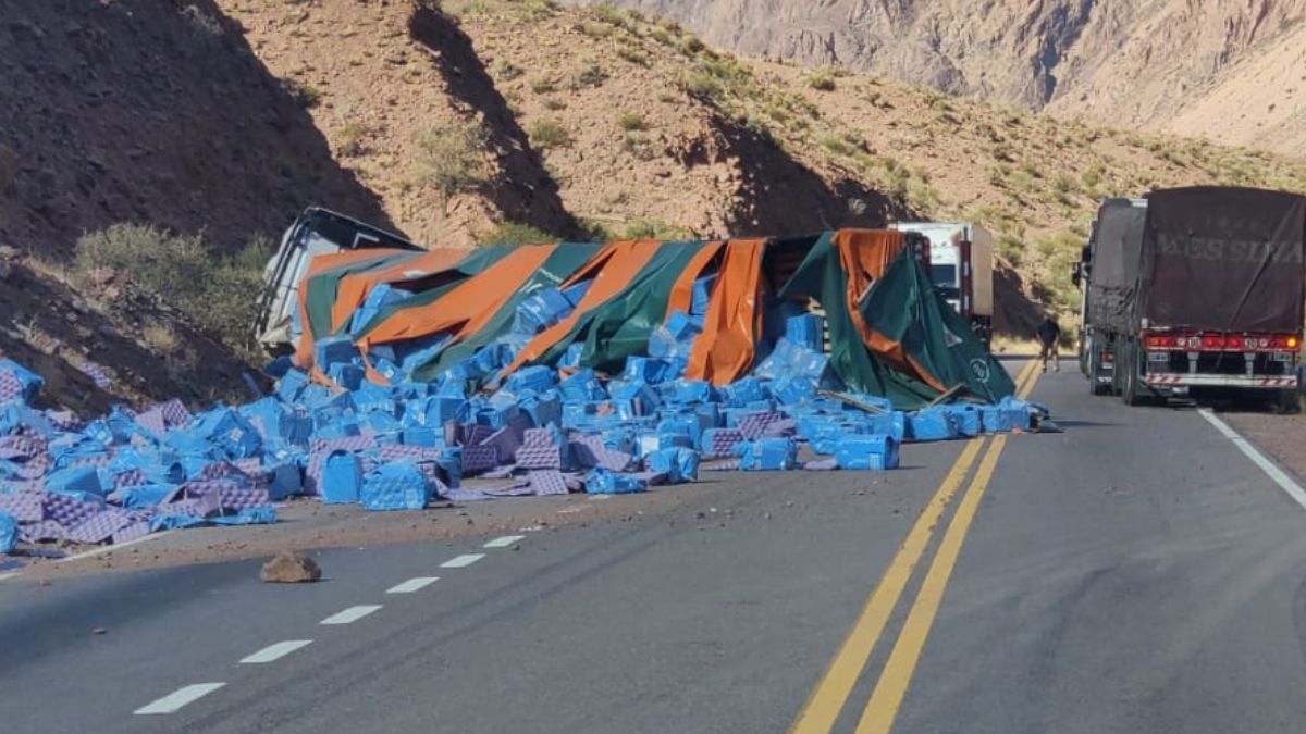 Un camión volcó en la Ruta 7 y el chofer quedó atrapado