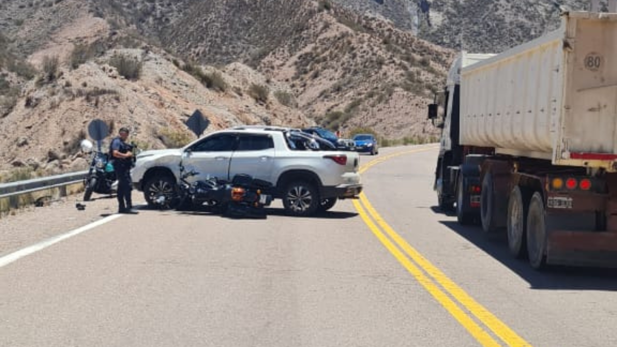 La moto quedó prácticamente incrustada en la camioneta. La moto quedó prácticamente incrustada en la camioneta.