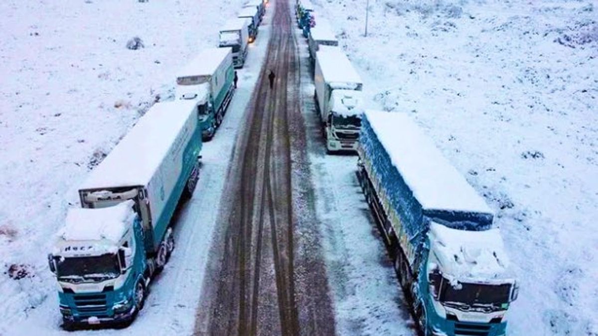 Chile comenzó el lunes con el despeje de la ruta y se espera que el miércoles se pueda habilitar el paso Cristo Redentor.