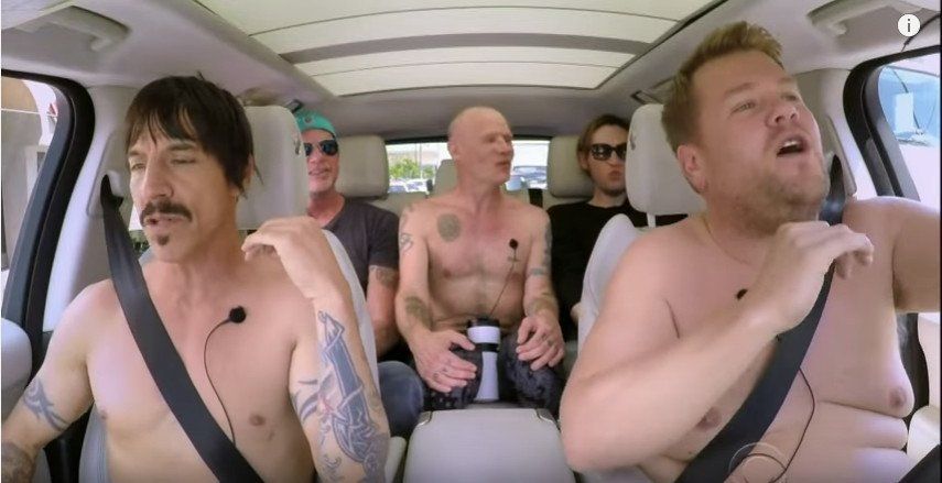 Los Red Hot Chili Peppers cantaron sus principales éxitos y terminaron desnudos en un auto