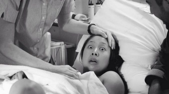 La foto de esta madre sorprendida tras el parto dio la vuelta al mundo