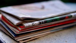 Usando revistas y diarios viejos podrás crear un hermoso banderín para decorar tu casa