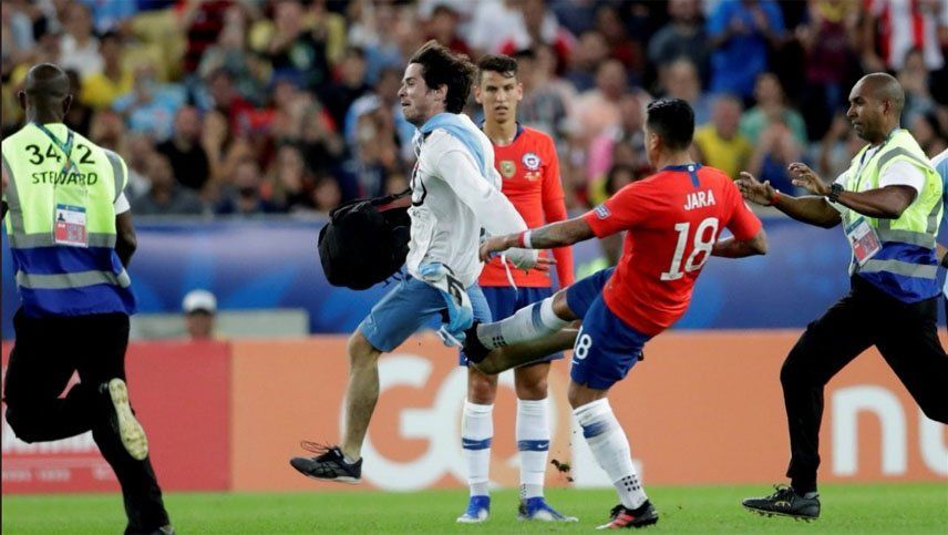 El chileno Jara sería sancionado por golpear a un hincha ...