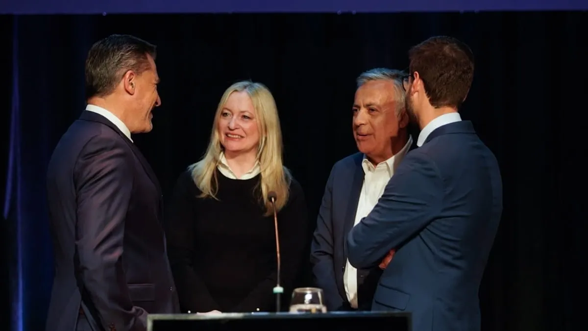 Hebe Casado con Cornejo y los verdes Vadillo y Fugazzotto, en un alto del debate televisivo de candidatos del 17 de septiembre. Hebe Casado con Cornejo y los verdes Vadillo y Fugazzotto, en un alto del debate televisivo de candidatos del 17 de septiembre.