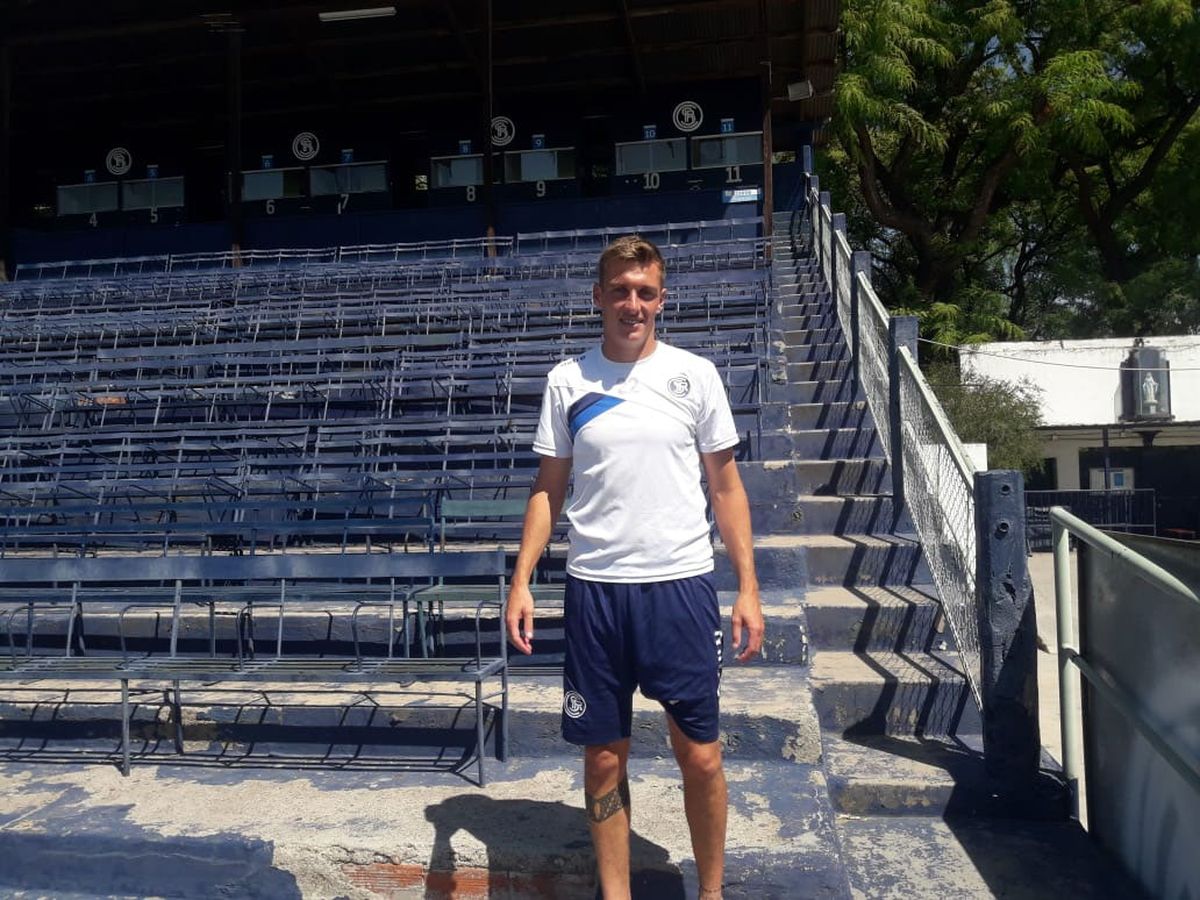 Mauro Maidana posa en el estadio Bautista Gargantini.