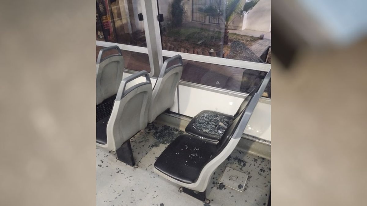 Las grandes piedras que lanzaron contra el micro en Luján rompieron los vidrios. Las grandes piedras que lanzaron contra el micro en Luján rompieron los vidrios.