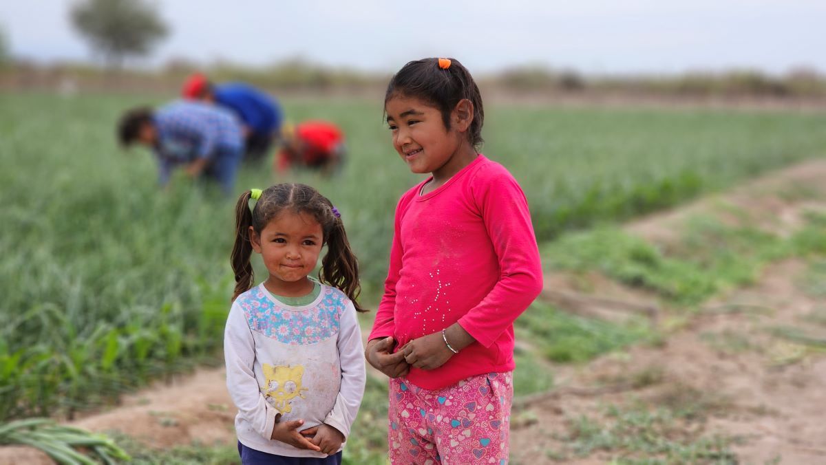 Nara y Daniela juega mientras sus padres trabajan en la finca Los Huarpes de San josé. Nara y Daniela juega mientras sus padres trabajan en la finca Los Huarpes de San josé.
