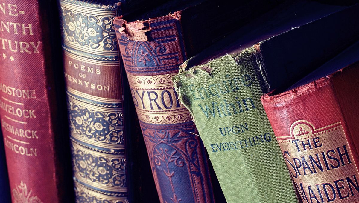 El olor a libro viejo, junto con el amarillo de las hojas, evocan momento del pasado y recuerdos antiguos. El olor a libro viejo, junto con el amarillo de las hojas, evocan momento del pasado y recuerdos antiguos. 