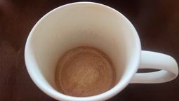Hay varios productos con los que se puede limpiar una taza manchada con la cafeína que tiene el café o el té.