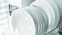 Elimina los rayones de tus platos y déjalos como nuevos con estos trucos caseros