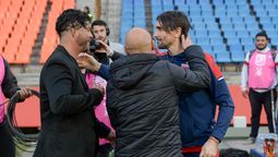 Favio Orsi y Sergio Gómez saludan al entrenador de Tigre Diego Martínez.