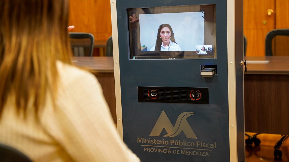 Los tótem instalados para recibir denuncias contactan a ciudadanos con operadores del Ministerio Público Fiscal. Fotos: Axel Lloret Los tótem instalados para recibir denuncias contactan a ciudadanos con operadores del Ministerio Público Fiscal. Fotos: Axel Lloret