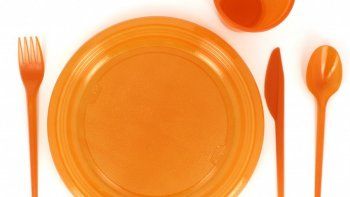 Un país prohibió los platos y vasos de plástico