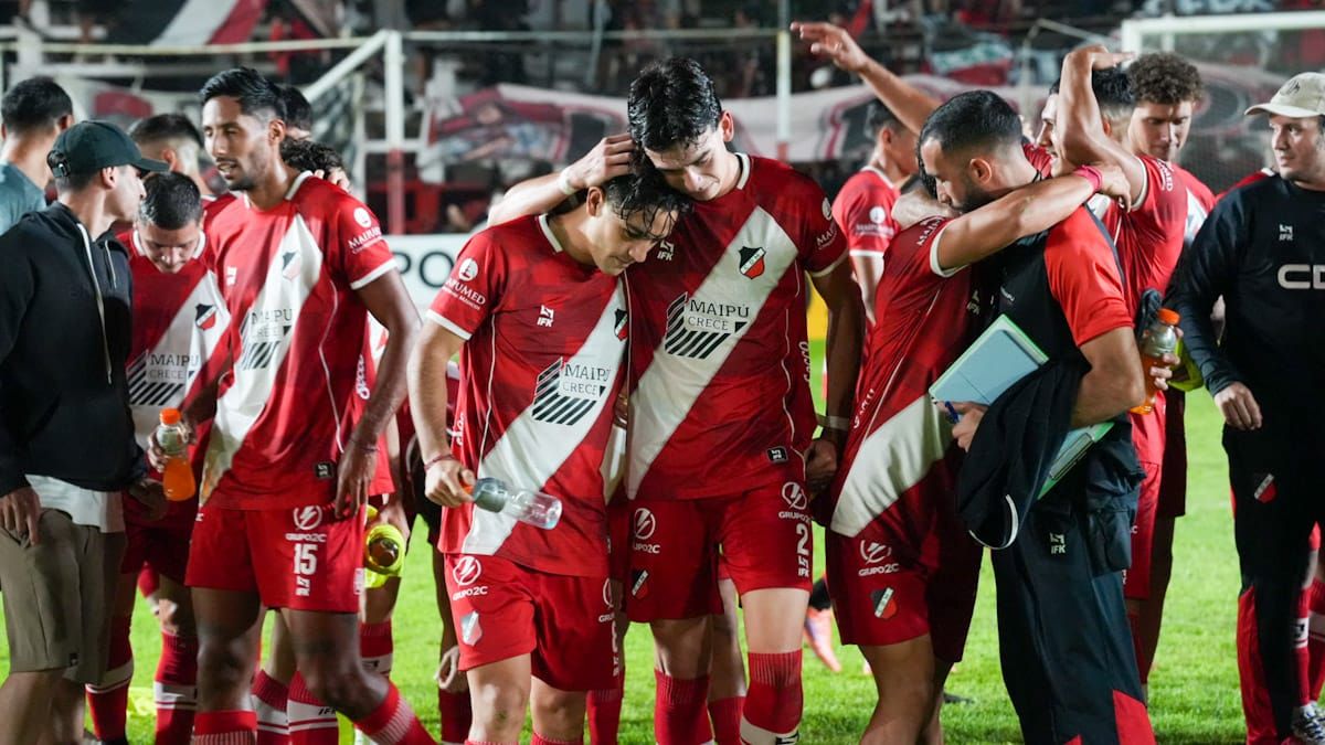 Luciano Arnijas junto a Mirko Bonfigli tras la victoria de Deportivo Maip&uacute; sobre Colegiales. Foto: Mart&iacute;n Pravata/Diario UNO.&nbsp;
