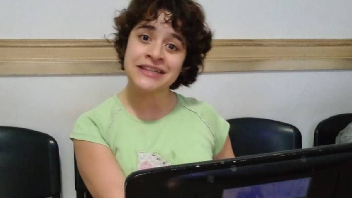 Anita y su dispositivo, que le permite comunicarse. Anita y su dispositivo, que le permite comunicarse.