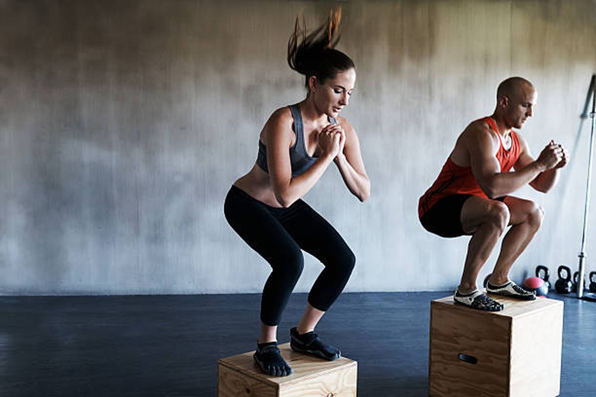Este ejercicio tiene distintas variantes, dependiendo del nivel de entrenamiento de cada persona. Este ejercicio tiene distintas variantes, dependiendo del nivel de entrenamiento de cada persona.