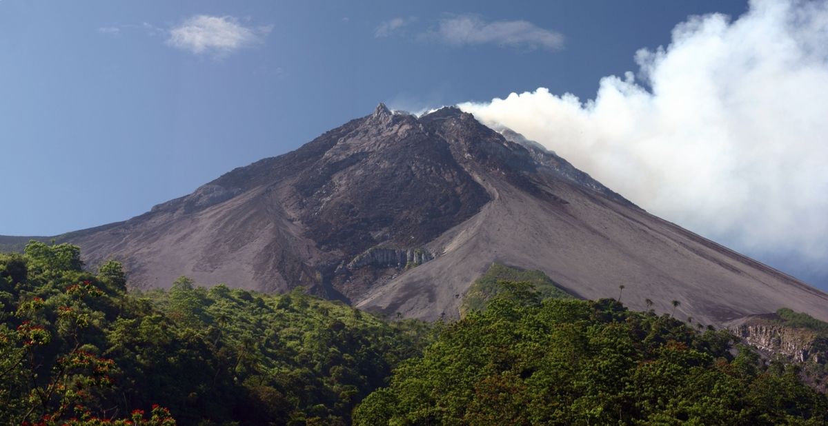 Se confirmaron 58 erupciones en algún momento de 2025 en 56 volcanes diferentes; 16 de ellas fueron nuevas erupciones que comenzaron durante el año. Se confirmaron 58 erupciones en algún momento de 2025 en 56 volcanes diferentes; 16 de ellas fueron nuevas erupciones que comenzaron durante el año.