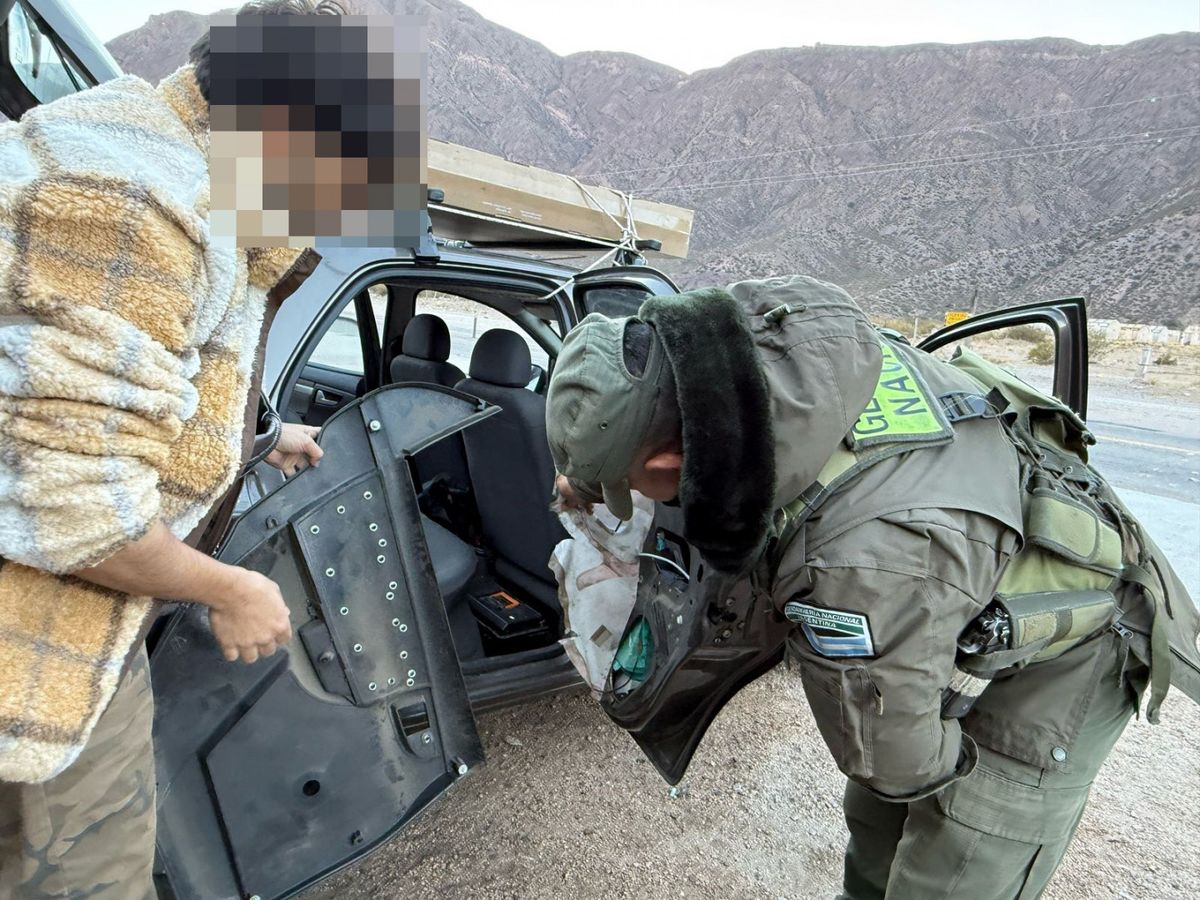 Los perfumes y componentes electrónicos estaban escondidos en las puertas del vehículo, en los asientos y debajo del tubo de gas del auto. Los perfumes y componentes electrónicos estaban escondidos en las puertas del vehículo, en los asientos y debajo del tubo de gas del auto.