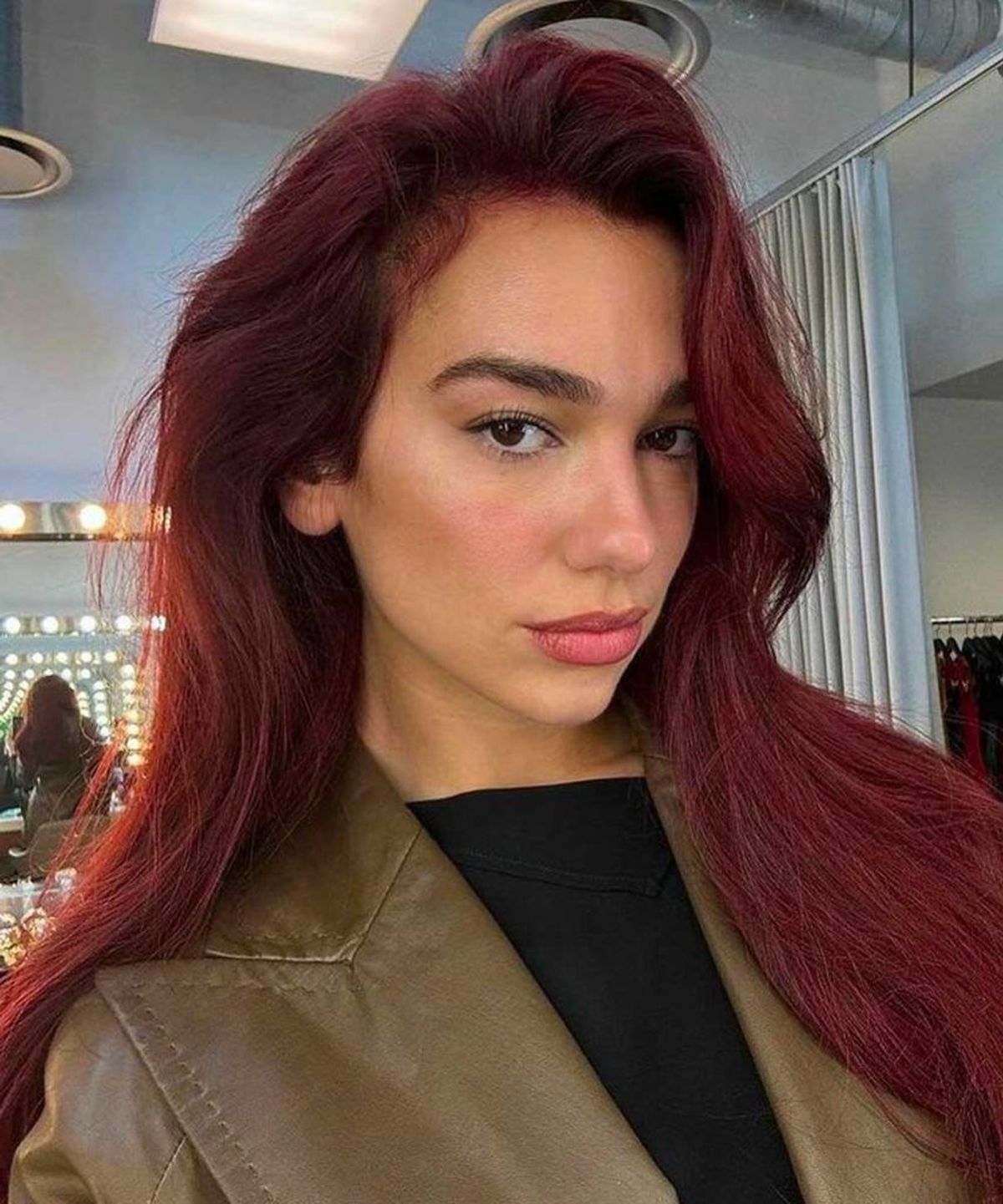 Dua Lipa fue una de las figuras de renombre que se animó a llevar cherry red. Dua Lipa fue una de las figuras de renombre que se animó a llevar cherry red.