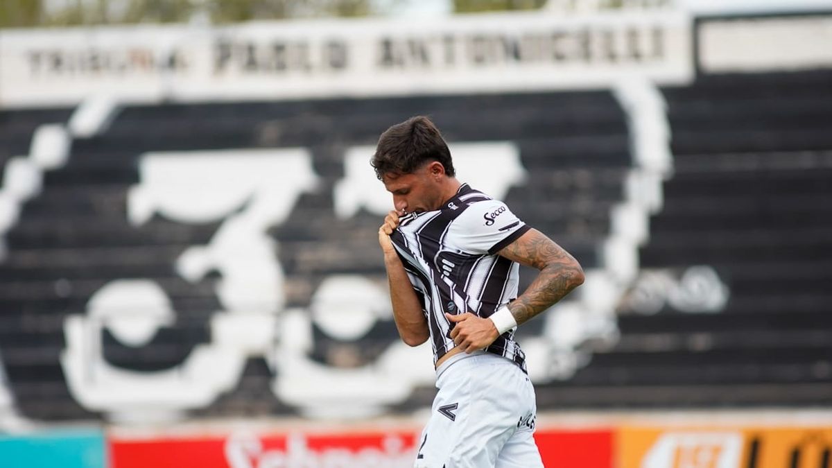 El Topo Meritello se besa la camiseta tras marcar el gol. El Topo Meritello se besa la camiseta tras marcar el gol.
