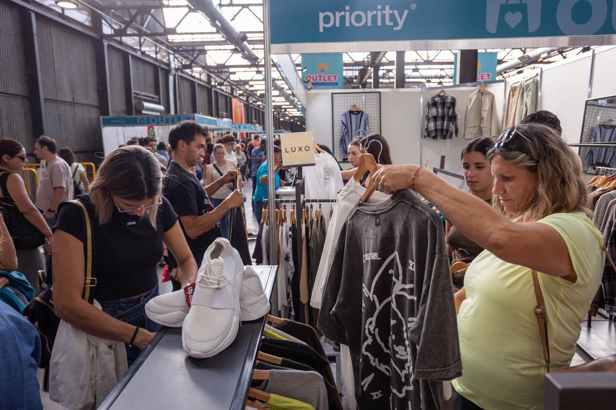 Indumentaria diversa y con descuentos de hasta el 50%, el imán del outlet para muchos mendocinos Indumentaria diversa y con descuentos de hasta el 50%, el imán del outlet para muchos mendocinos