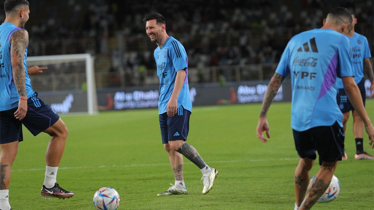 La Selección argentina realizó este lunes una práctica a puertas abiertas en Abu Dhabi