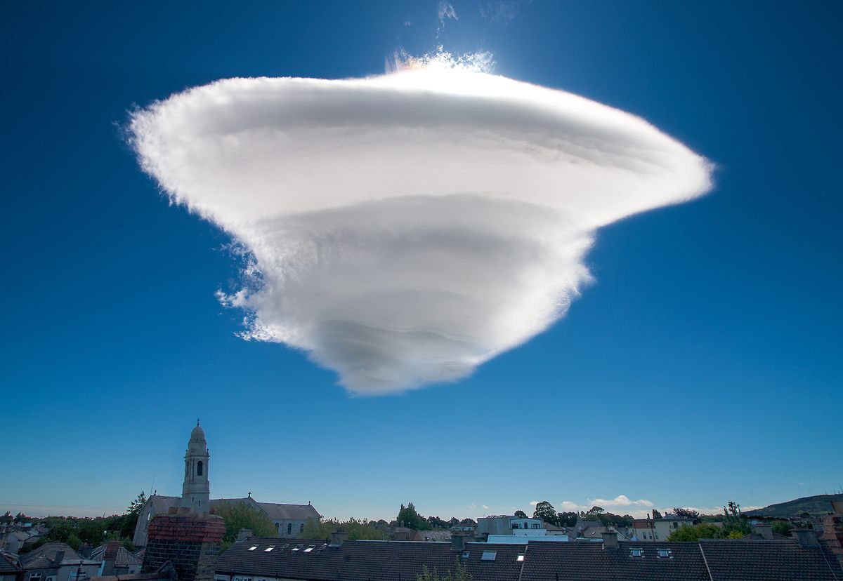 Las nubes lenticulares se forman en &aacute;reas monta&ntilde;osas o cerca de obst&aacute;culos que interrumpen el flujo de aire.&nbsp;