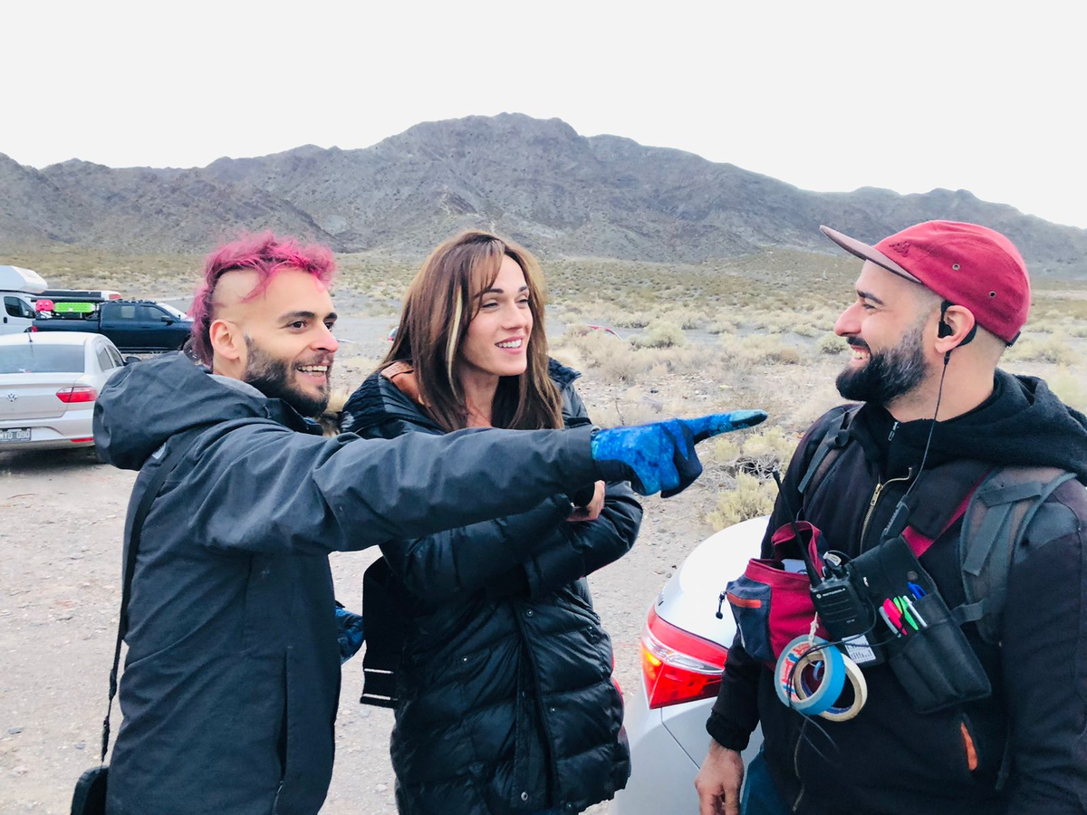 Una imagen reciente de la actriz Mariana Genesio Peña filmando en la montaña la película Las Flores de Julia.