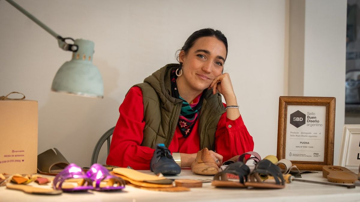 La diseñadora industrial explica que un calzado de confección artesanal suelo costar un 10% más que los de fabricación en serie. De todos modos, ella ofrece precios accesibles debido al contexto recesivo del país. La diseñadora industrial explica que un calzado de confección artesanal suelo costar un 10% más que los de fabricación en serie. De todos modos, ella ofrece precios accesibles debido al contexto recesivo del país.