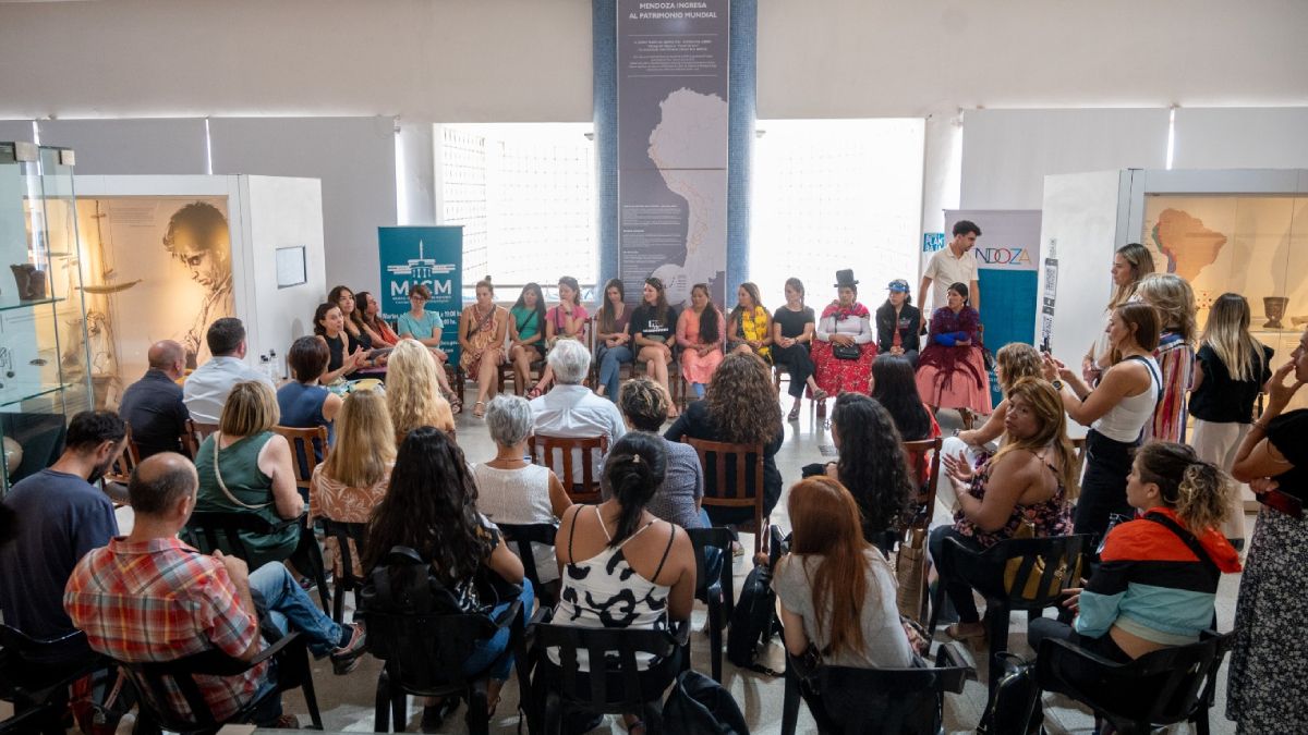 Durante el homenaje a las andinistas, hubo una charla y se explicó los objetivos de este colectivo femenino mundial, que van más allá de lo meramente deportivo.