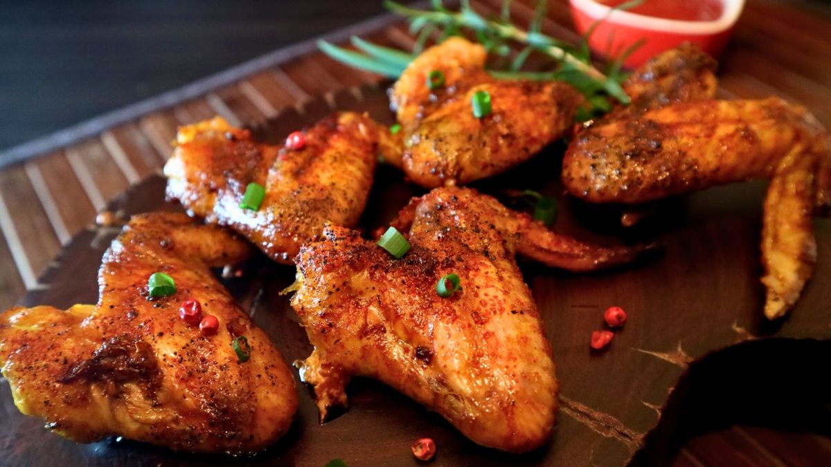 Alitas de pollo adobadas al horno: la receta jugosa y crujiente con 8 ingredientes y para chuparse los dedos