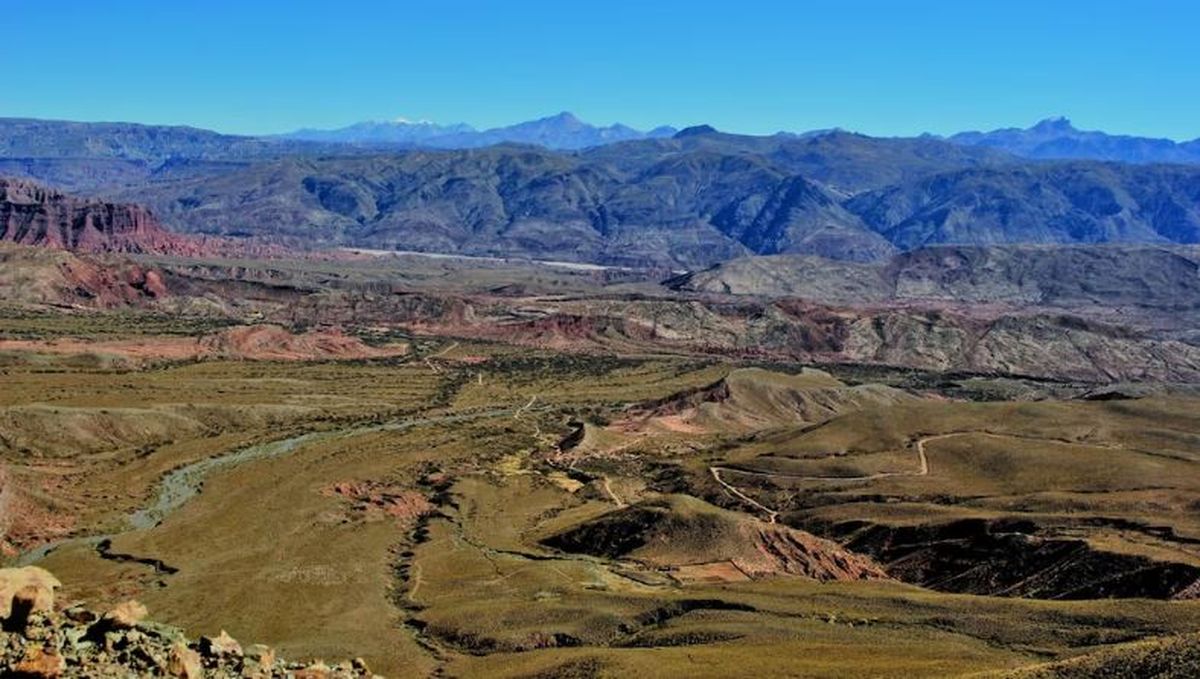 Vista aérea del camino para llegar a El Angosto. / La Puna 940 Vista aérea del camino para llegar a El Angosto. / La Puna 940