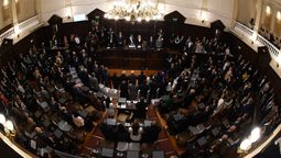 Alfredo Cornejo brinda su discurso ante la Asamblea Legislativa.
