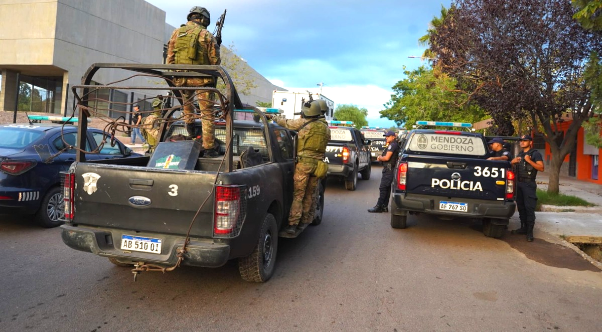 Uno de los megaoperativos que se hicieron recientemente en la provincia. En este caso, en el oeste de Godoy Cruz. Uno de los megaoperativos que se hicieron recientemente en la provincia. En este caso, en el oeste de Godoy Cruz.