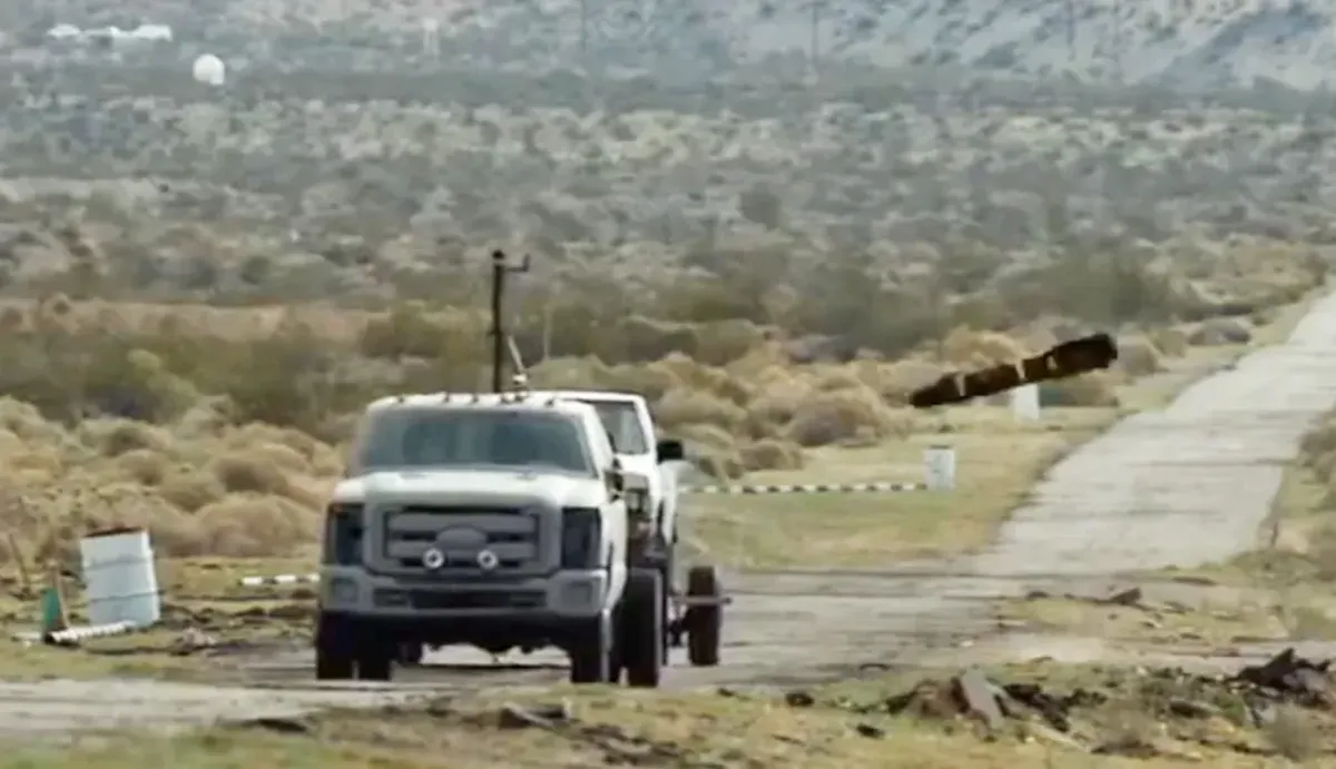 No es raro que la Fuerza Aérea de los Estados Unidos utilice vehículos como blancos para sus pruebas. No es raro que la Fuerza Aérea de los Estados Unidos utilice vehículos como blancos para sus pruebas.