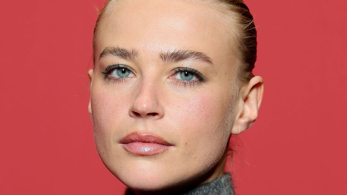 La actriz Jeanne Goursaud interpreta a Sara en la nueva película de Netflix.