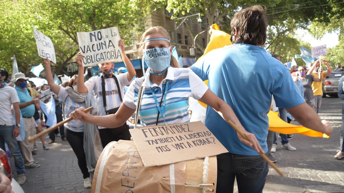 Los mendocinos convocados en la marcha #12O le apuntaron a la supuesta corrupción del gobierno, apuntando a la ex presidente y actual vice Cristina Fernández, además de a las modificaciones en el Poder Judicial y la extensa cuarentena. (Fotos: Martín Pravata/Diario UNO)