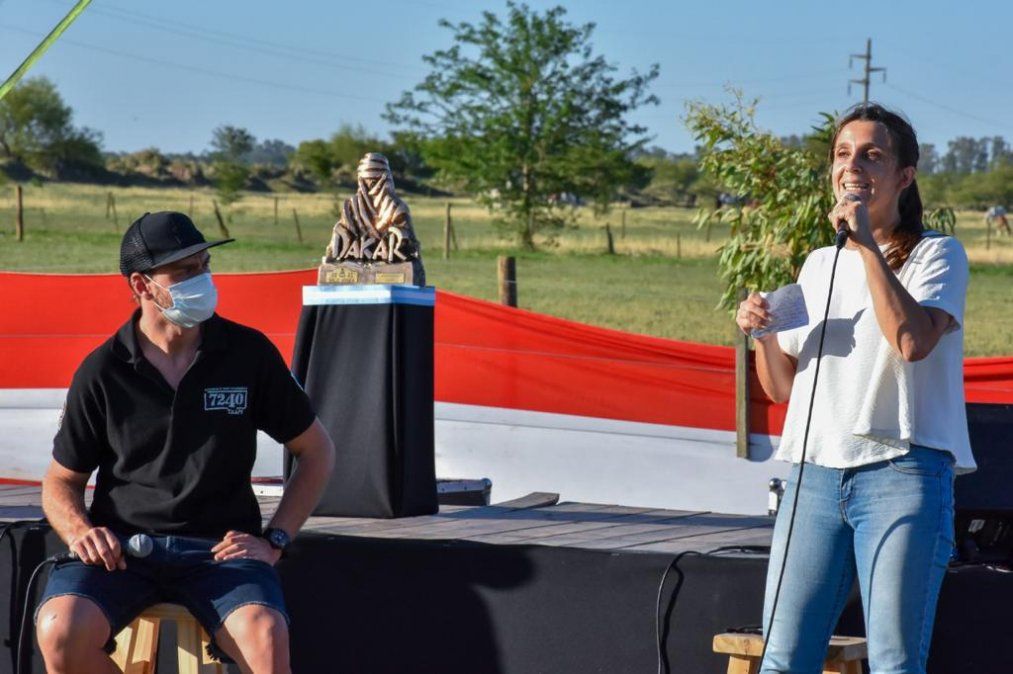 Inés Arrondo junto a Manuel Andújar y el tradicional trofeo del Dakar.
