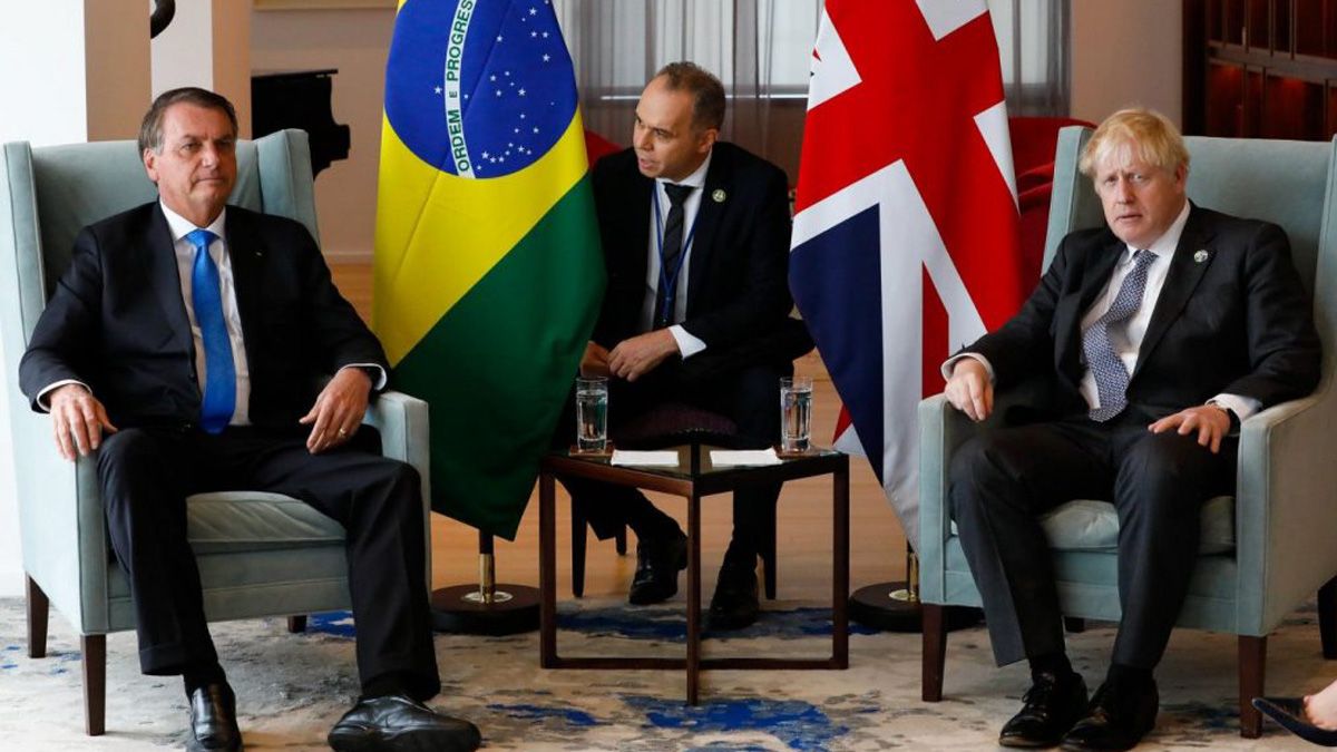 El preisdente de Brasil Jair Bolsonaro mantuvo un encuentro con el primer ministro británico Boris Johnson, quien le confirmó la efectividad de la vacuna de Oxford/AstraZeneca