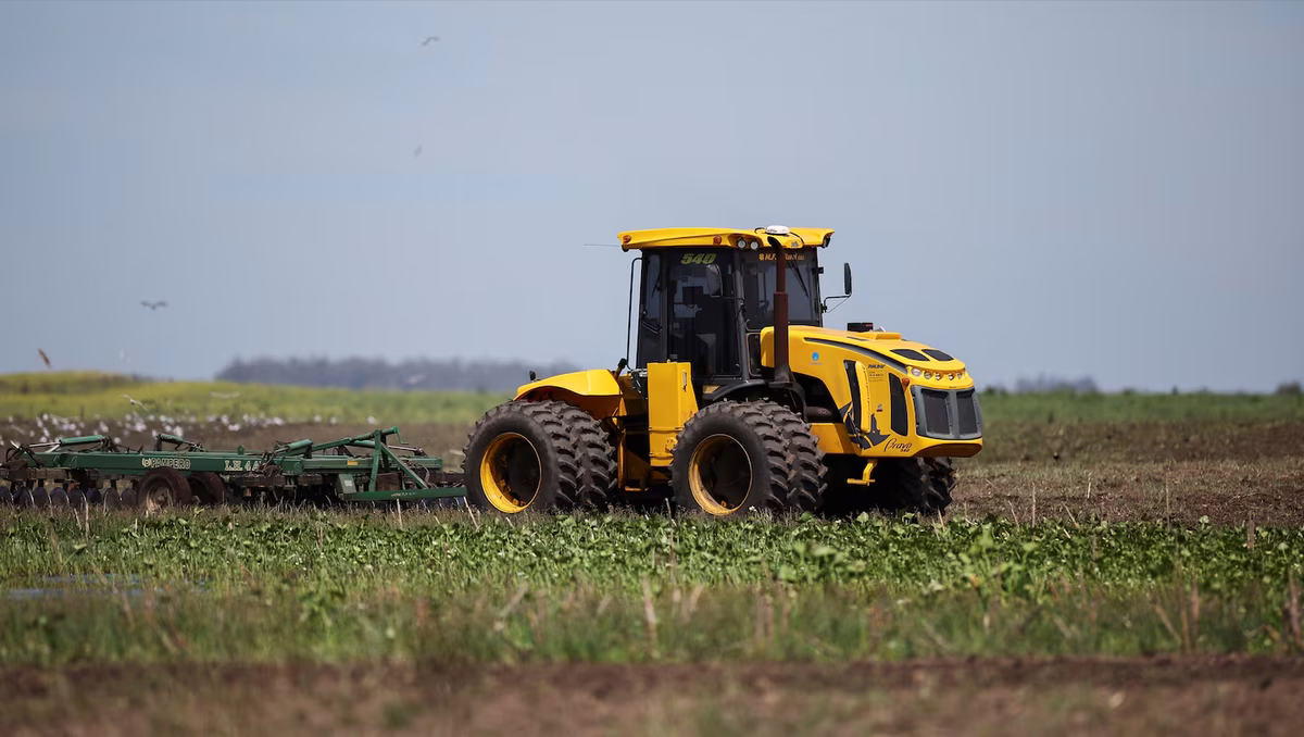 Un jubilado chocó contra un tractor y murió decapitado: el joven que conducía el tractor quedó detenido.