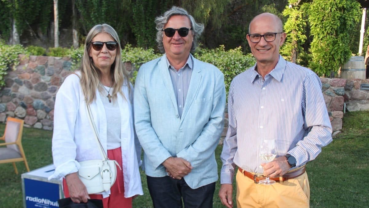 El periodista Mauricio Llaver, acompañado de su señora Paula Danus y Alejandro Camus El periodista Mauricio Llaver, acompañado de su señora Paula Danus y Alejandro Camus