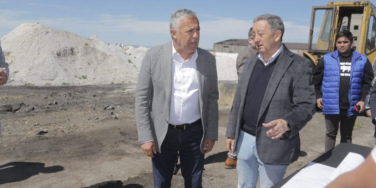 El gobernador Alfredo Cornejo estuvo en Malargüe este miércoles con el intendente peronista, Celso Jaque. El gobernador Alfredo Cornejo estuvo en Malargüe este miércoles con el intendente peronista, Celso Jaque.