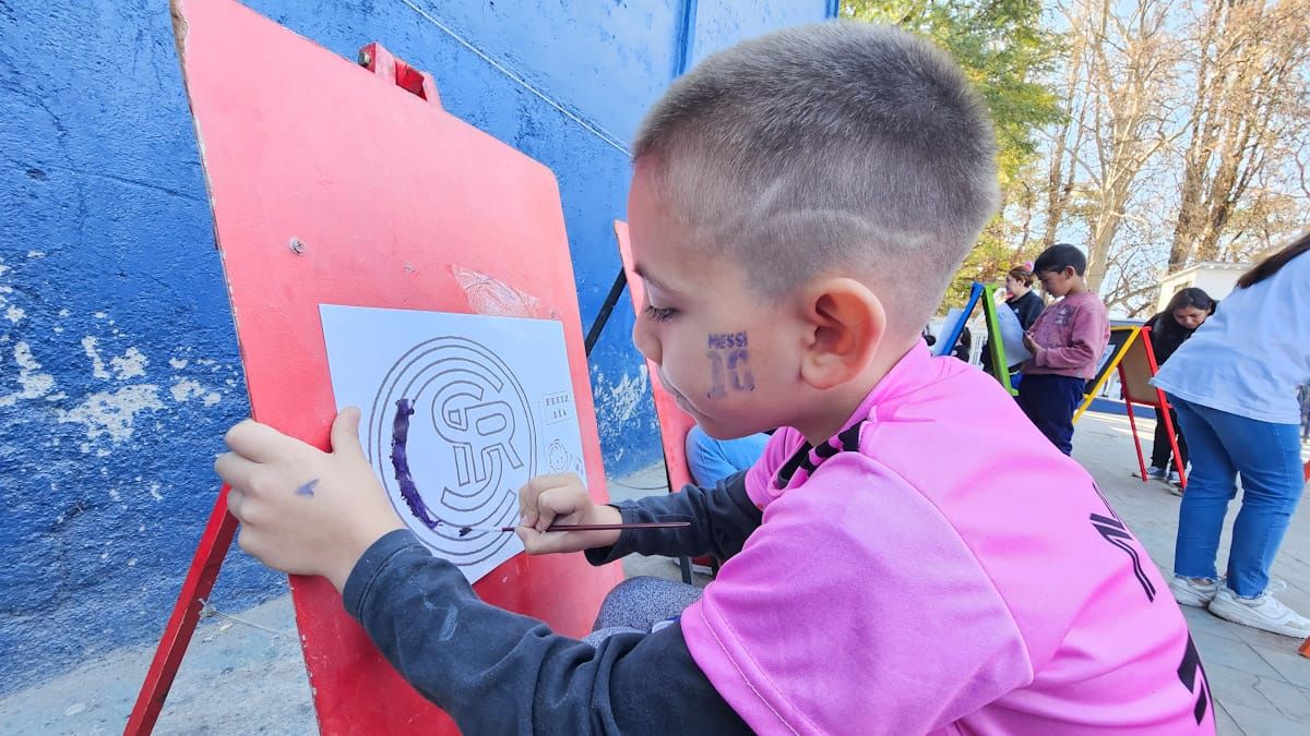 Los niños contaban con atriles para pintar el escudo de la Lepra, princesas de Disney o sus superhéroes favoritos. Los niños contaban con atriles para pintar el escudo de la Lepra, princesas de Disney o sus superhéroes favoritos.