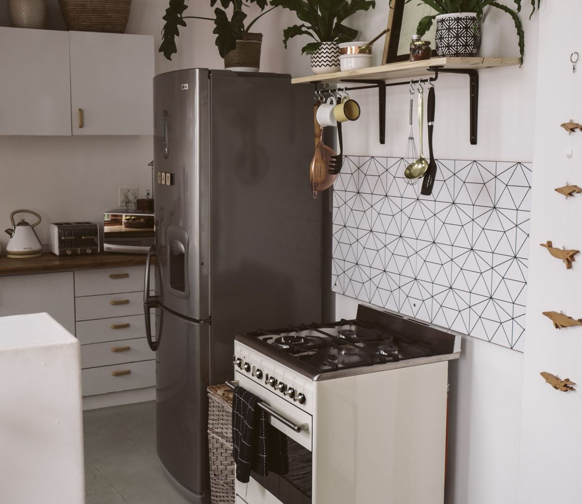 Dónde es mejor ubicar la heladera para que no gaste el doble de energía eléctrica Dónde es mejor ubicar la heladera para que no gaste el doble de energía eléctrica