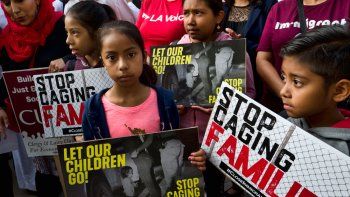 Un juez frenó deportaciones de las familias reunificadas