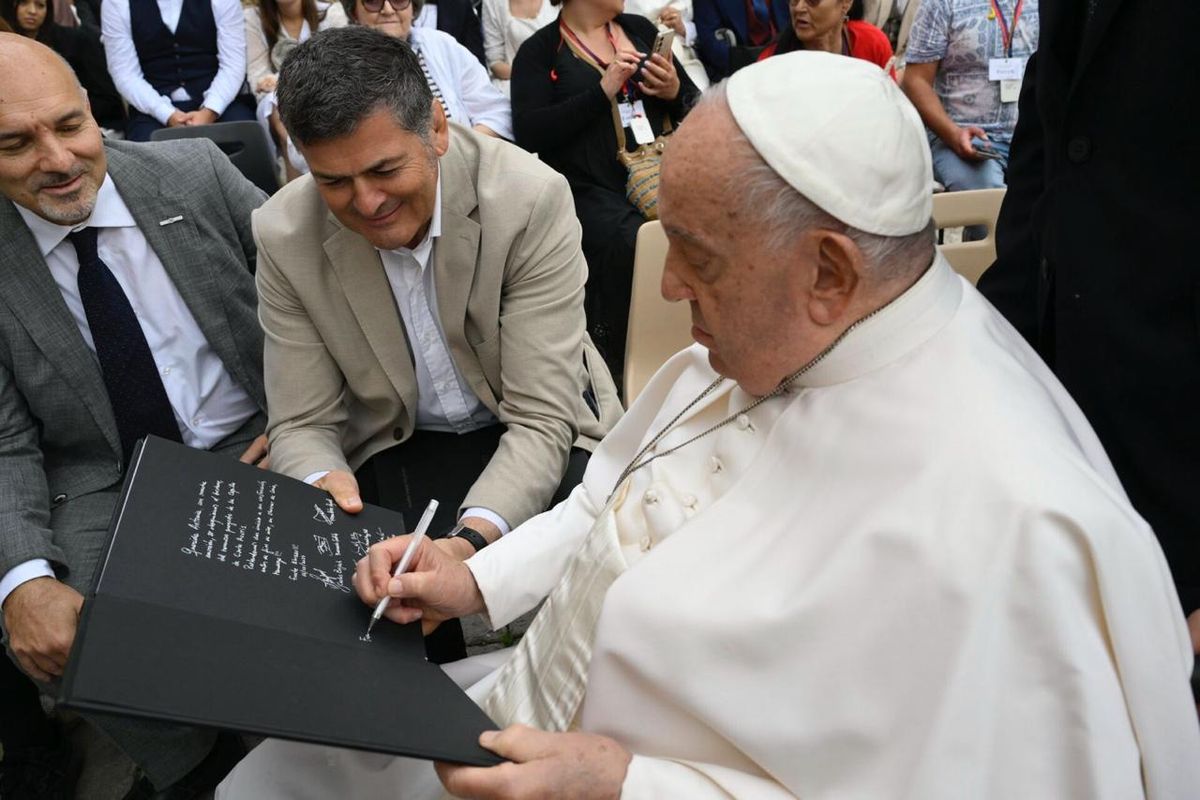 El papa Francisco recibe de manos del desarrollador inmobiliario Carlos Bajach, el proyecto de la capilla en honor a Carlo Acutis, el beato influencer, que se construirá en Mendoza El papa Francisco recibe de manos del desarrollador inmobiliario Carlos Bajach, el proyecto de la capilla en honor a Carlo Acutis, el beato influencer, que se construirá en Mendoza