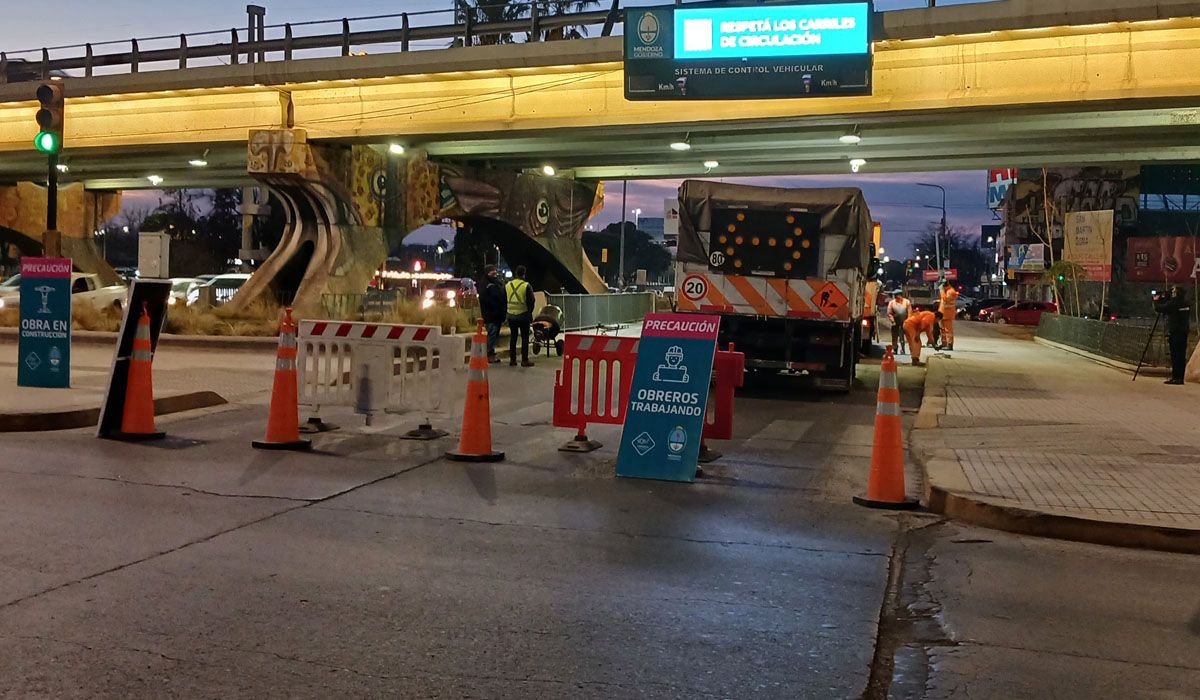 Vialidad provincial trabaja en el puente del nudo vial. El tránsito hacia el Este fue desviado. El jueves por la noche continuarán los trabajos hacia el Oeste.