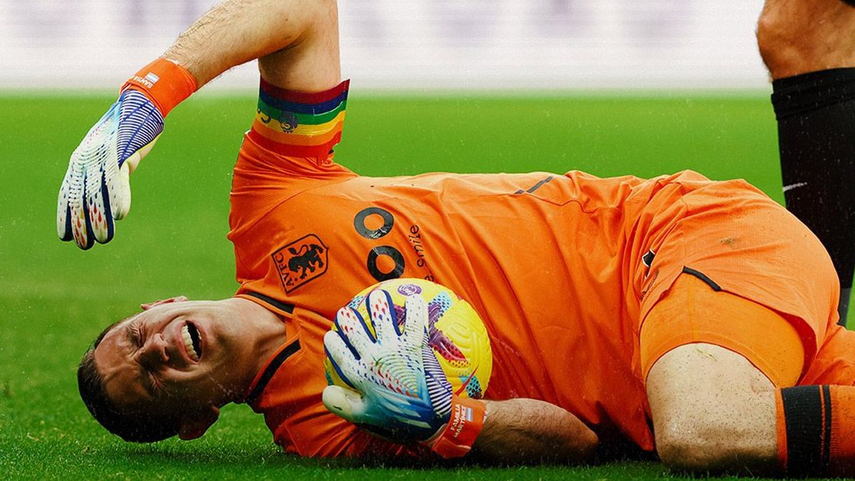 El Dibu Martínez sufrió un duro golpe en la cabeza y preocupa a todos con vistas al Mundial Qatar 2022.