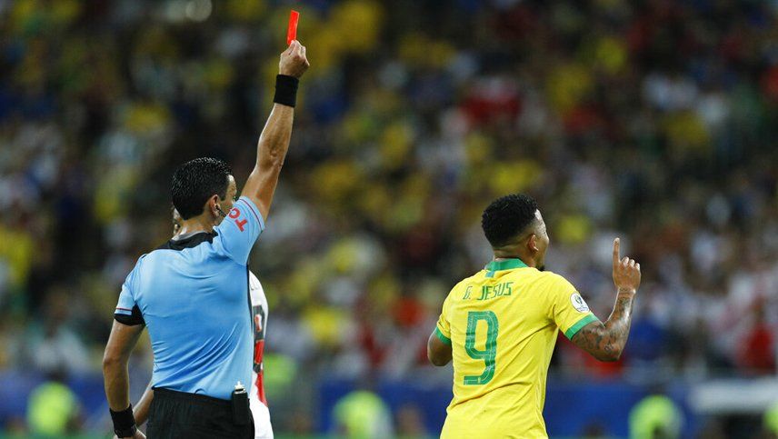 ¡Insólito! Con un claro gesto, el goleador brasileño denunció choreo en la final con Perú