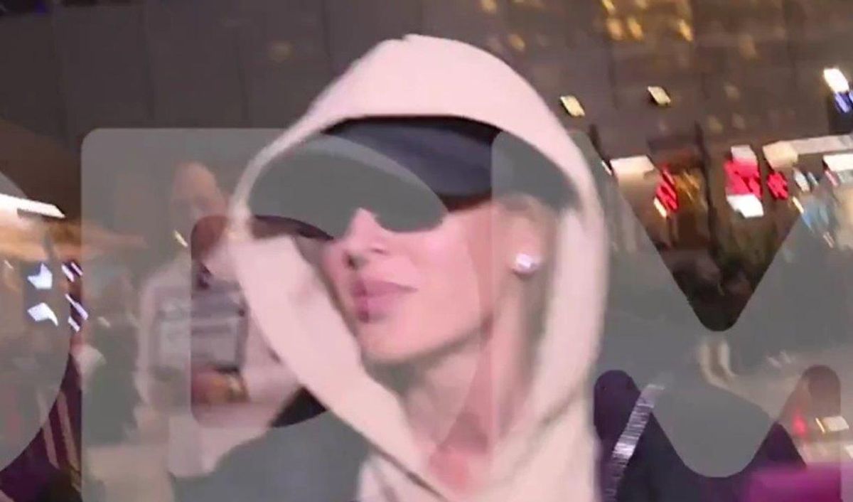 Con capucha gorra y anteojos